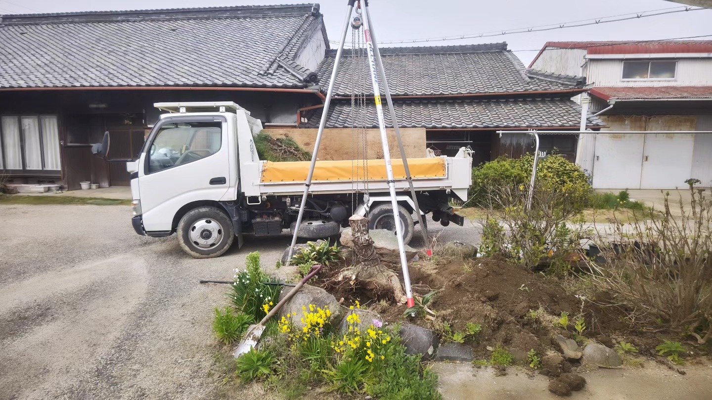 施工中②：チェーンブロックで抜根・撤去｜三重県鈴鹿市