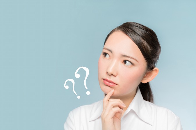 考える女性
