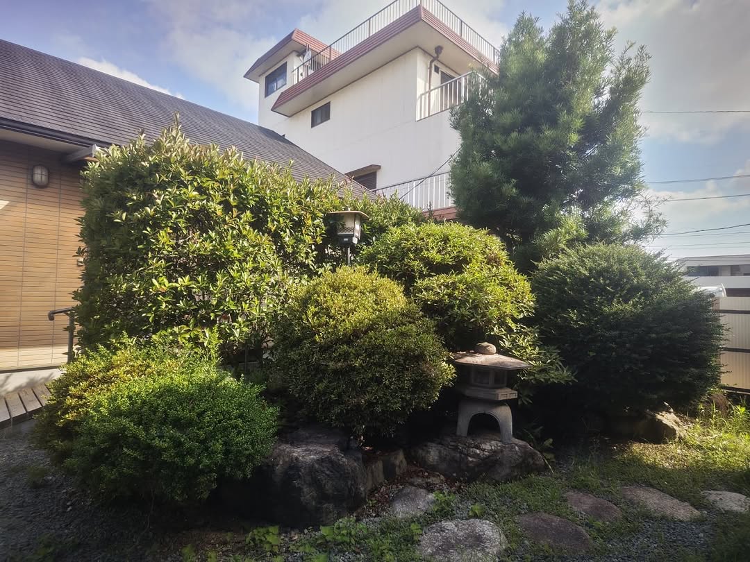 施工前②：枝葉が茂り庭灯が隠れた状態｜三重県津市