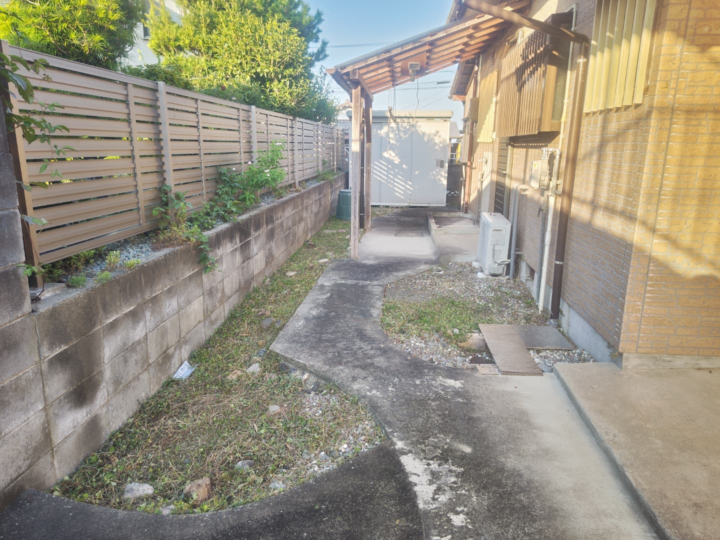 施工後：通路まわりを刈り取りました