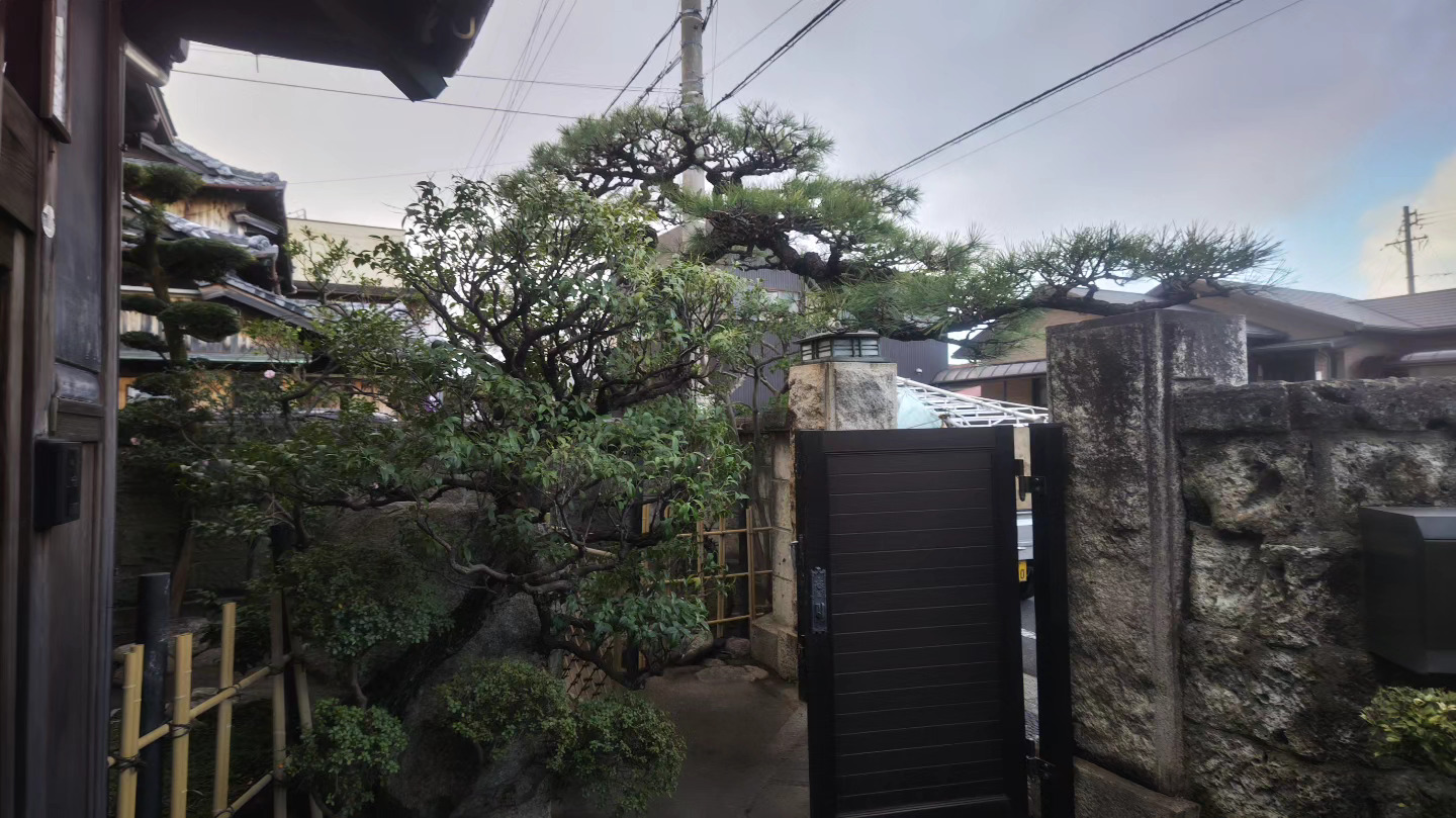 門まわりも見通しよくすっきりと